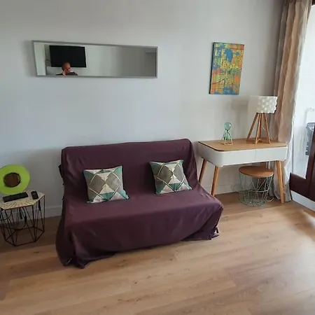 En Bord De Mer, A Apartment *