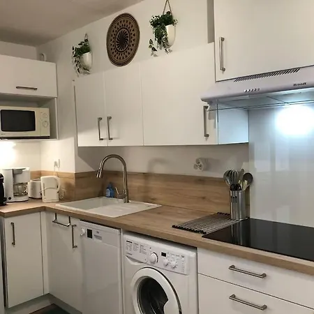 Apartment En Bord De Mer, A *