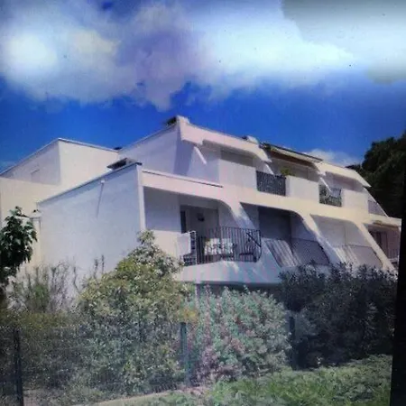 En Bord De Mer, A Apartment *