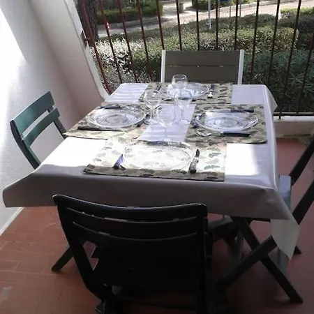 En Bord De Mer, A Apartment
